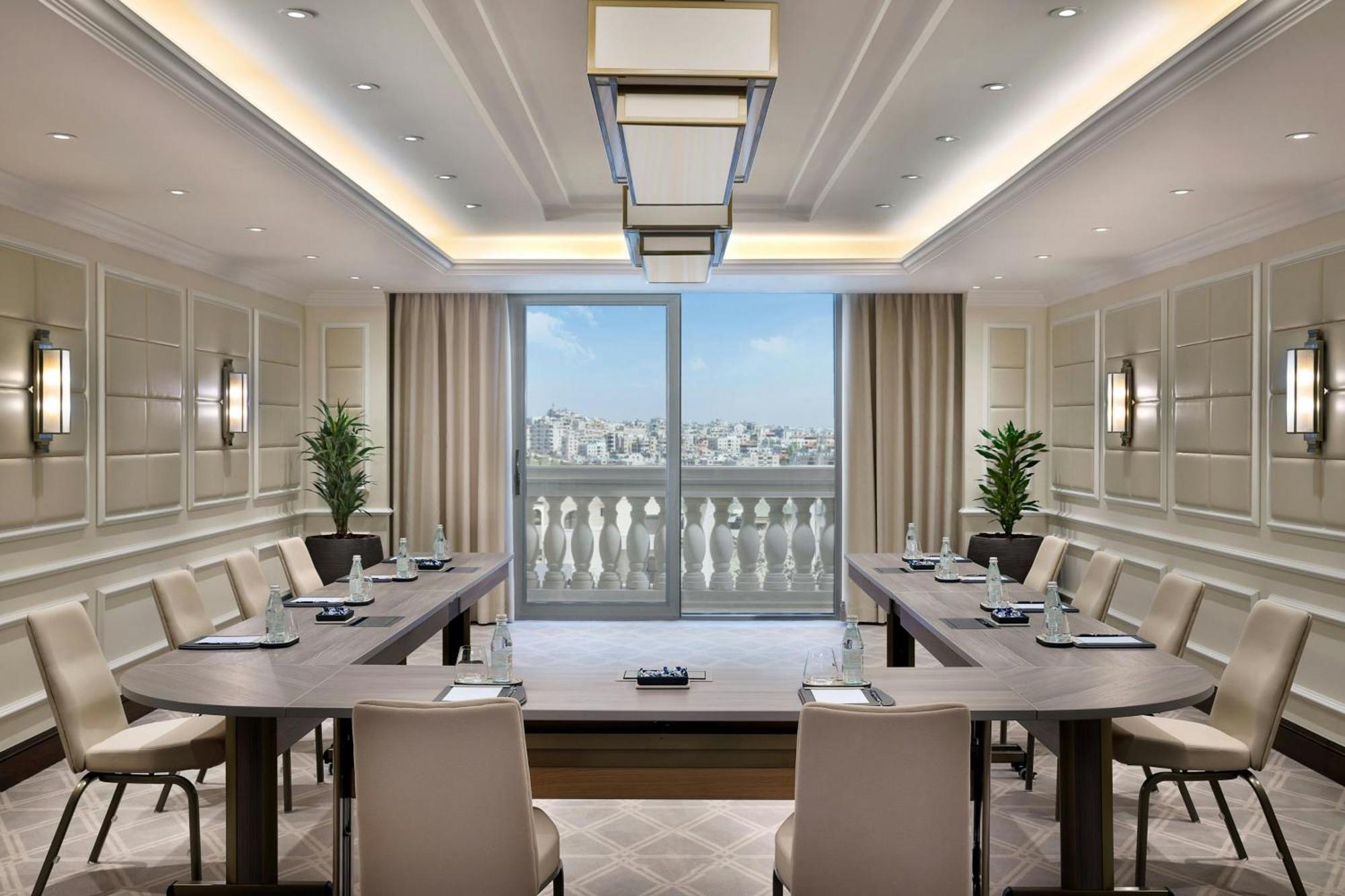 The Ritz-carlton, מלון 5*