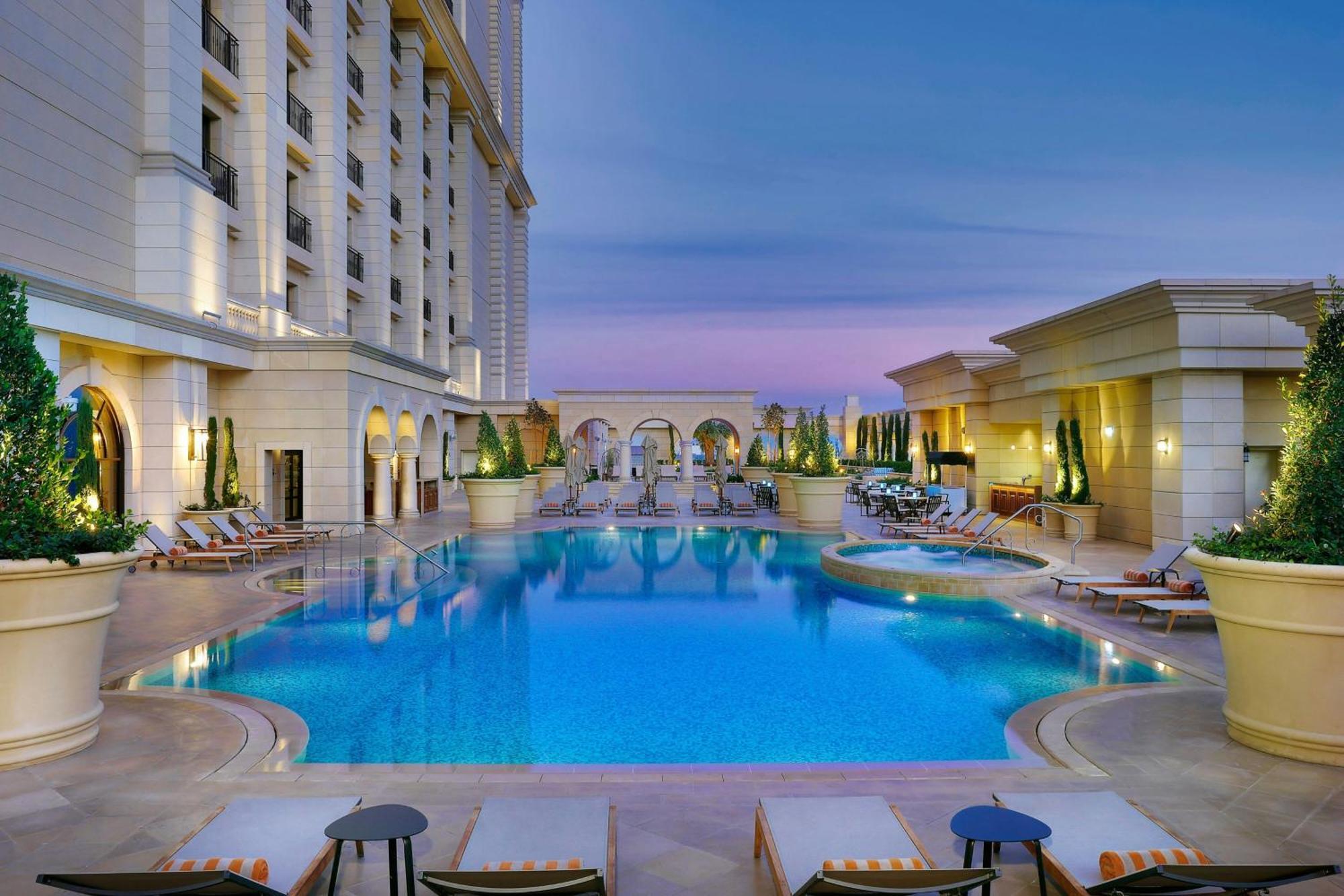 The Ritz-carlton,