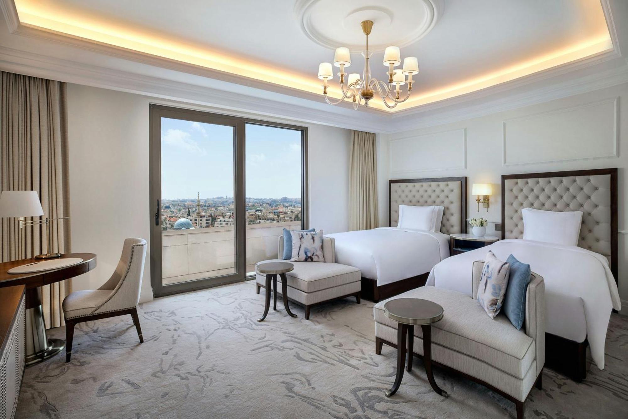 The Ritz-carlton, מלון